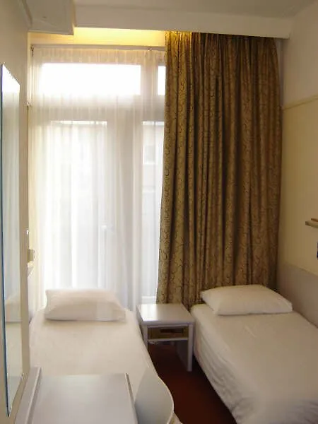 אמסטרדם Budget Trianon Hotel 2*,